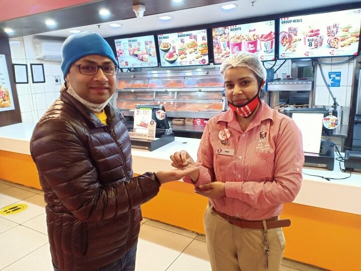 In the new year, DM Sahab lost engagement ring in KFC, then got back like this ann नए साल में डीएम साहब ने KFC में खो दी सगाई की अंगूठी, फिर ऐसे मिली वापस