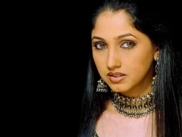 रिंकी खन्ना : बॉलीवुड के पहले सुपर स्टार राजेश खन्ना और डिंपल कपाडिया की बेटी रिंकी खन्ना ने सन 1999 में आई फिल्म 'प्यार में कभी कभी' से बॉलीवुड में डेब्यू किया था. हालांकि, रिंकी भी बॉलीवुड में कुछ ख़ास जलवा नहीं दिखा सकीं और एक के बाद एक आईं फ्लॉप फिल्म्स ने उनका करियर इंडस्ट्री में डुबो दिया. 