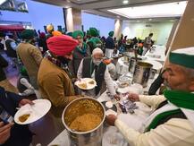 IN PICS: किसानों ने आज भी लंगर से मंगाया खाना खाया, मंत्रियों ने इस बार नहीं किया साथ में लंच