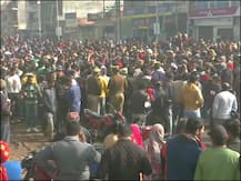 श्मशान घाट हादसा: पीड़ित परिवारों ने NH-58 पर किया प्रदर्शन, 15 लाख का मुआवज़ा और सरकारी नौकरी की रखी मांग