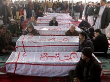 पाकिस्तान में शिया हजारा समुदाय ने 11 खनिकों की हत्या के खिलाफ प्रदर्शन किया