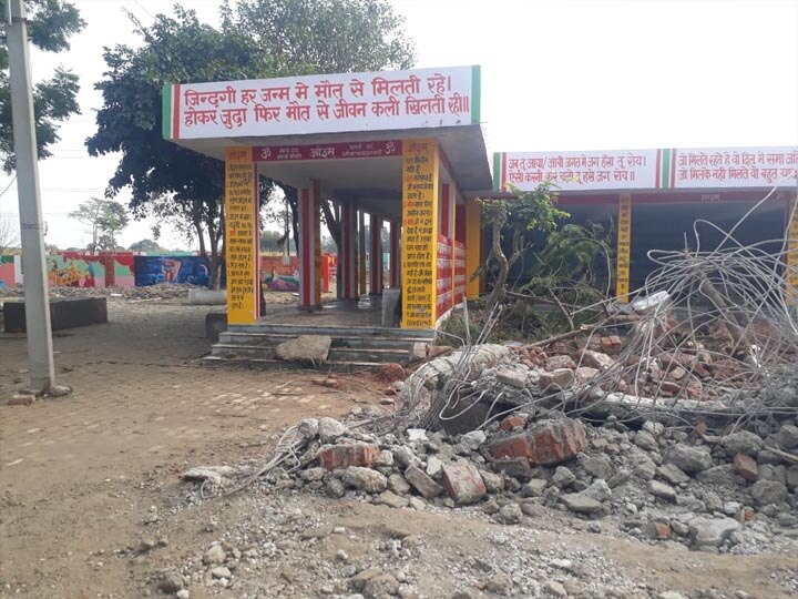 cremation ground part sealed after roof collapse incident in ghaziabad  गाजियाबाद: मुरादनगर हादसे के तीन दिन बाद जागा प्रशासन, श्मशान घाट का हिस्सा सील