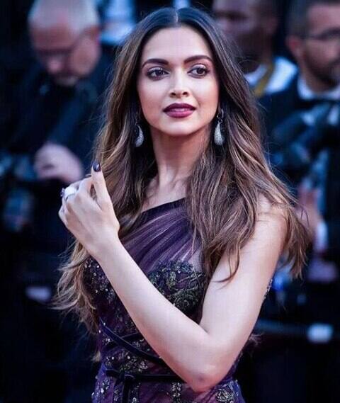 दीपिका की बेबाकी का हाल में सबसे लेटेस्ट उदाहरण है जब फिल्म को लेकर संजयलीला भंसाली के वीडियो जारी करने के बाद भी उनकी फिल्म 'पद्मावती' का विरोध नहीं रुका तो दीपिका ने कहा 'ये फिल्म तो रिलीज होकर रहेगी इसे कोई नहीं रोक सकता.' हालांकि दीपिका के इस बायन के बाद विरोधियों ने उनका नाक और सिर काटकर लाने वाले को बड़े ईनाम की घोषणा भी कर दी थी.