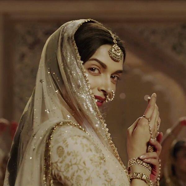 इस सबमे दीपिका का मस्तानी किरदार सबसे ज्यादा मशहूर हुआ. फैंस आज भी दीपिका को मस्तानी कहकर बुलाते हैं.