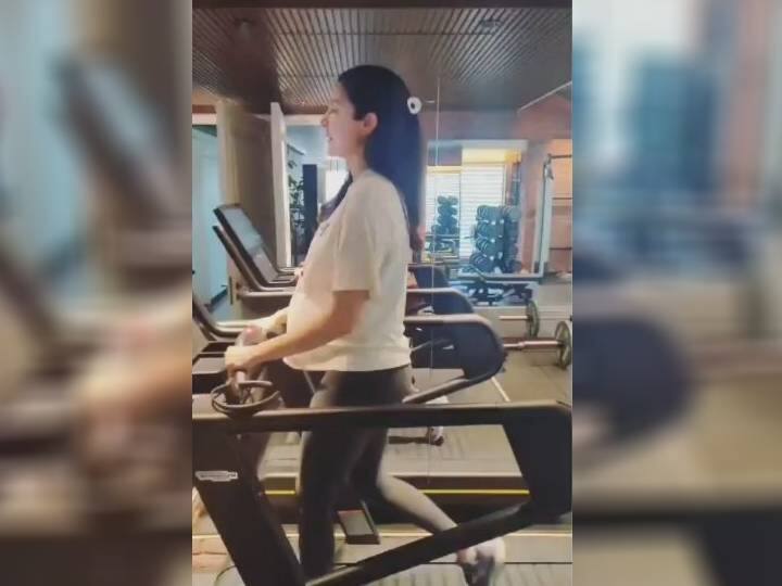 बॉलीवुड एक्ट्रेस अनुष्का शर्मा अपनी प्रेग्नेंसी के आखिरी महीने में चल रही हैं. ऐसे में वह अपनी सेहत का पहले से ज्यादा ध्यान रख रही हैं. उन्होंने एक इंस्टाग्राम पर एक वीडियो शेयर किया है. इस वीडियो में वह ट्रेडमिल पर वॉकिंग करती हुईं नजर आ रही हैं. इसमें उनका बेबी बंप भी दिख रहा है.