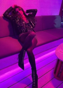 In Pics: मौनी रॉय नें दुबई के होटल में की दोस्तों के साथ पार्टी, नाचते-झूमते ऐसी तस्वीरे आई सामने