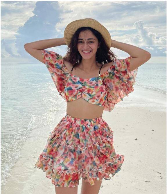 महज़ 19 साल की उम्र में बॉलीवुड में डेब्यू करने वाली अनन्या पांडे(Ananya Pandey) आज बी टाउन की जानी मानी एक्ट्रेस हैं. करण जौहर के फेमस बैनर से अपने करियर को शुरु करने वाली अनन्या कई फिल्मों में नज़र आ चुकी हैं. (Photo Credit - Instagram)