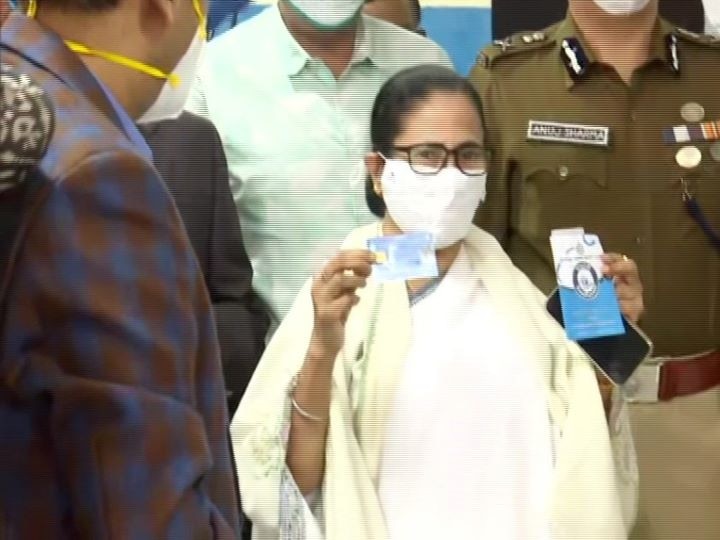 CM Mamta Banerjee standing in queue to leave VIP line and get health plan card बंगाल: VIP लाइन छोड़कर स्वास्थ्य योजना का कार्ड लेने के लिए कतार में खड़ी हुईं CM ममता