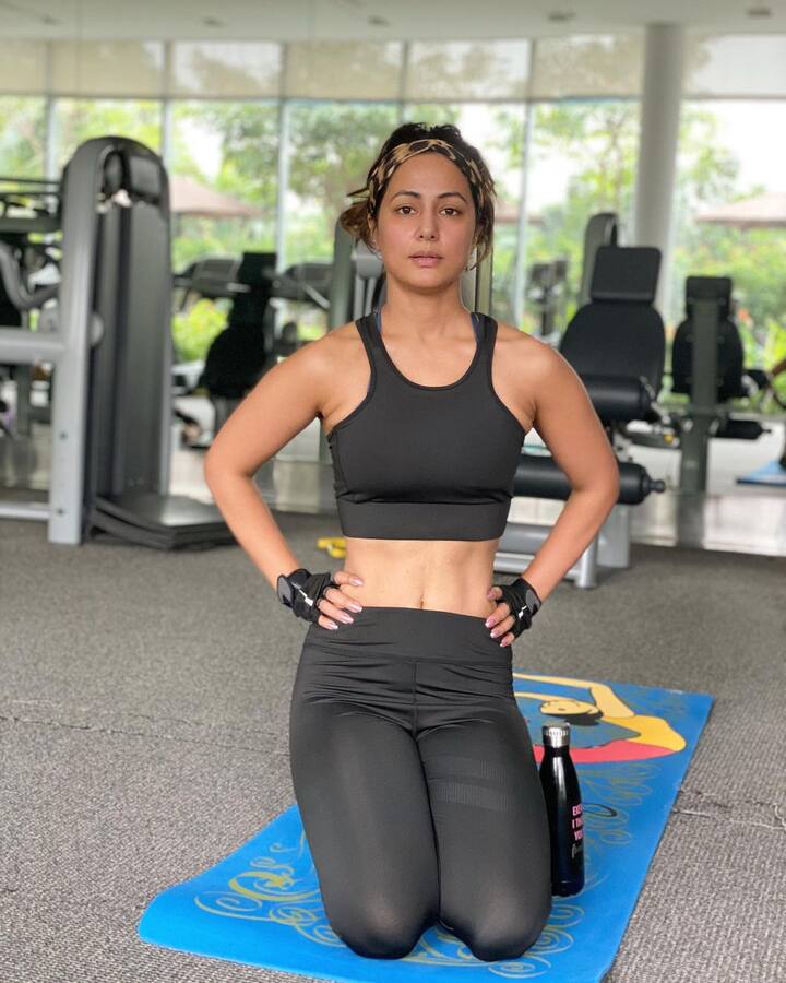 इन तस्वीरों में हिना खान अपने एब्स फ्लॉन्ट करती नज़र आ रही हैं.