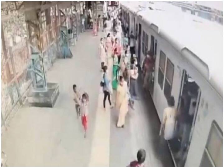 Video: चलती ट्रेन में चढ़ने की कोशिश कर रहा था शख्स, अचानक फिसला पैर फिर देखिए क्या हुआ video Man Slipped Trying To Board A Moving Train see what happened Video: चलती ट्रेन में चढ़ने की कोशिश कर रहा था शख्स, अचानक फिसला पैर फिर देखिए क्या हुआ