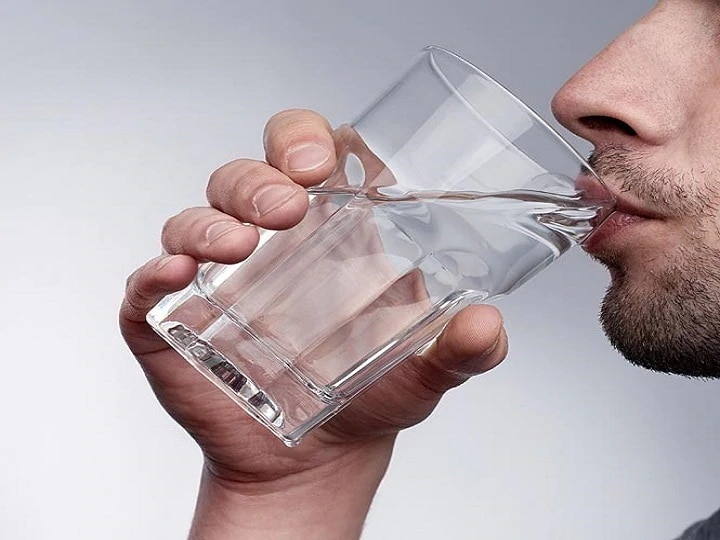 Drinking water can also cause harm do not drink immediately after eating these things Water Habits: पानी पीने से भी हो सकता है नुकसान, ये चीजें खाने के तुरंत बाद न पिएं