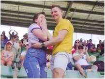 तोते के सहारे अपनी पार्टनर को किया प्रपोज, लड़की का जवाब सुनते ही पूरा स्टेडियम तालियों से गूंजा