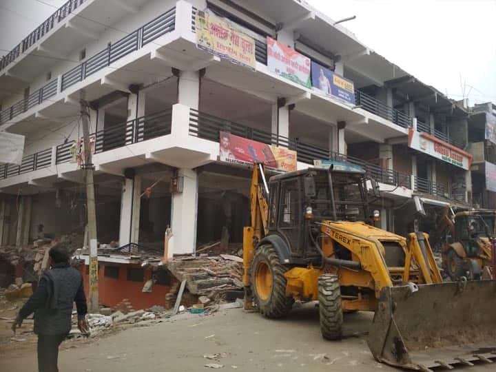 हिस्ट्रीशीटर गणेश यादव के शापिंग कॉम्पलेक्स पर चला सरकारी बुलडोजर, बिना नक्शा पास किये बना था कॉम्पलेक्स Mafia Ganesh Yadav shopping complex demolish in Prayagraj ann हिस्ट्रीशीटर गणेश यादव के शापिंग कॉम्पलेक्स पर चला सरकारी बुलडोजर, बिना नक्शा पास किये बना था कॉम्पलेक्स