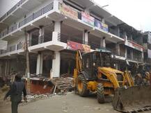 हिस्ट्रीशीटर गणेश यादव के शापिंग कॉम्पलेक्स पर चला सरकारी बुलडोजर, बिना नक्शा पास किये बना था कॉम्पलेक्स