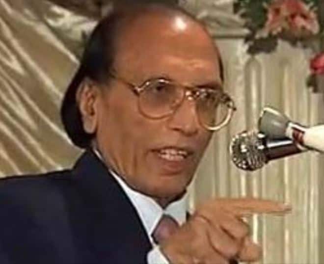Urdu poet Bashir Badr received his PHD degree at the age of 85 | अज़ीम शायर बशीर  बद्र को 47 साल बाद मिली PHD की डिग्री