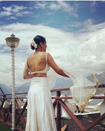 In Pics: बैकलेस ड्रेसेस की दीवानी हैं ये मशूहर हीरोइन, बंद कमरे से लेकर पब्लिक प्लेस हर जगह डेयरिंग अंदाज में करती हैं फ्लॉन्ट