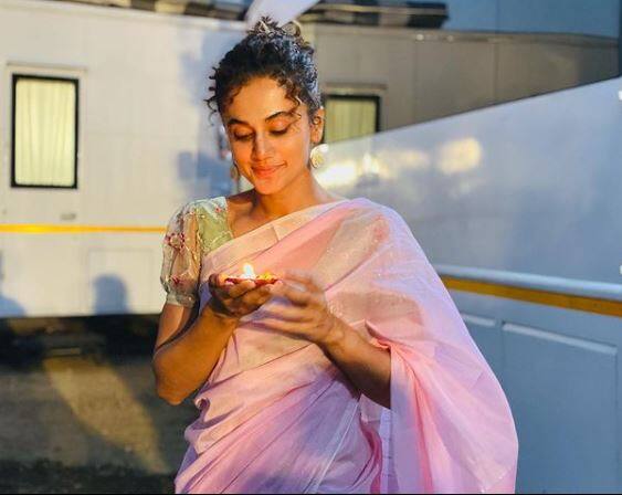 तापसी पन्नू ने अपने लिये एक और घर खरीद लिया है. बताया जा रहा है कि वो पहले जहां रह रही थी उसी के पास उन्होंने ये दूसरा घर लिया है. तापसी ने दोनों घरों को अपने पास रखने का फैसला लिया है.
