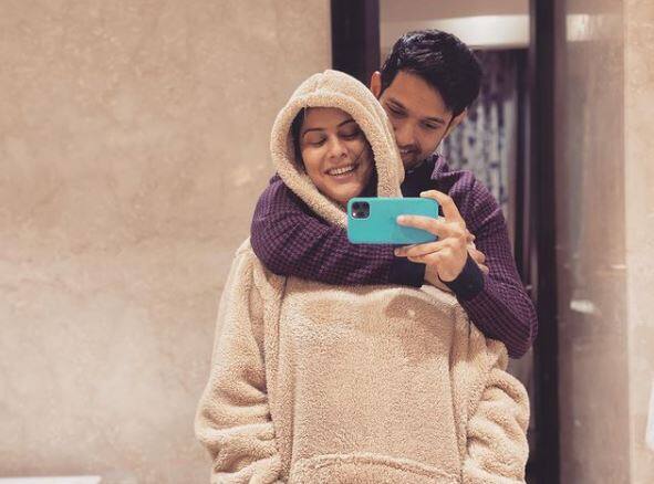 विक्रांत मैसी ने दीवाली के मौके पर नया घर खरीदा है. वो अपनी पत्नी के साथ शिफ्ट हो रहे हैं. विक्रांत ने अपने काम में हाल फिलहाल बेशुमार कामयाबी हासिल की है.