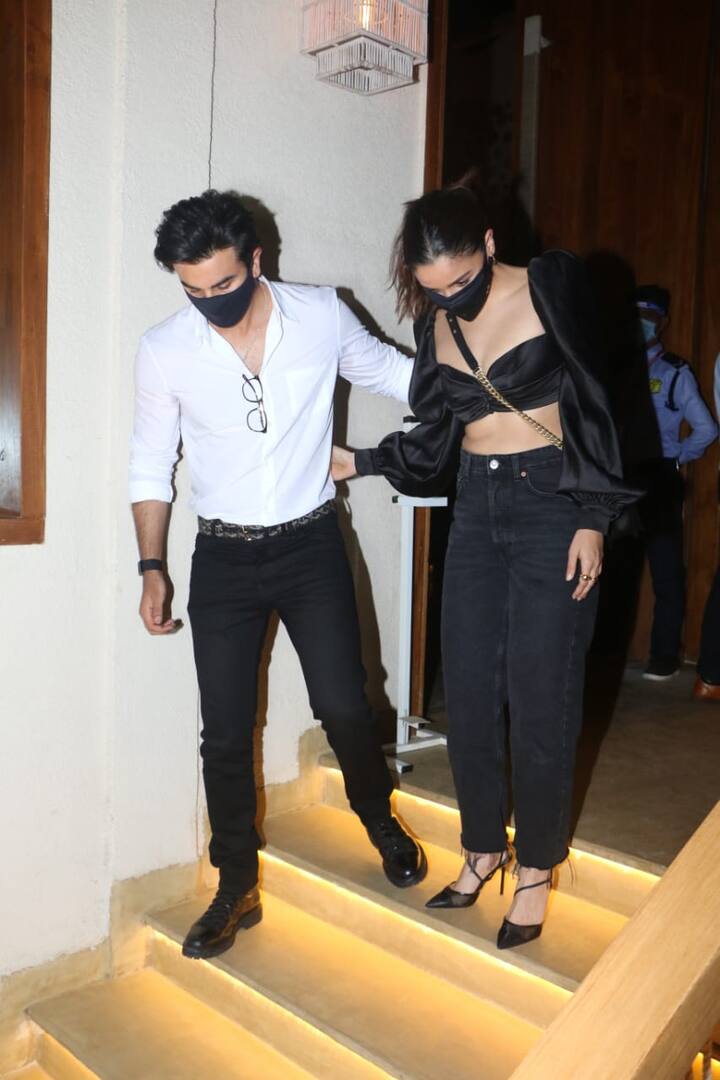 इसके साथ ही रणबीर कपूर भी ब्लैक एंड व्हाइट फॉर्मल लुक में बेहद डैशिंग लग रहे थे. (Photo Credit: Manav Manglani)