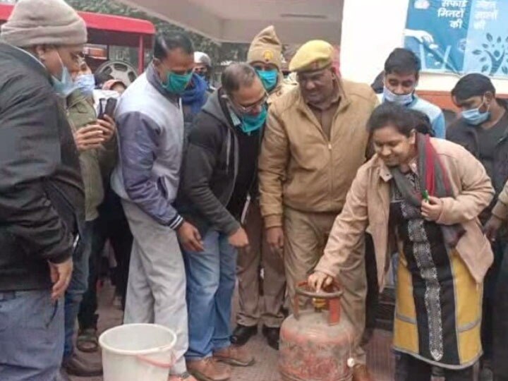 गोरखपुर: महिला अस्पताल में फायर ब्रिगेड ने बताई आग बुझाने की तरकीब, दिखाया डेमो