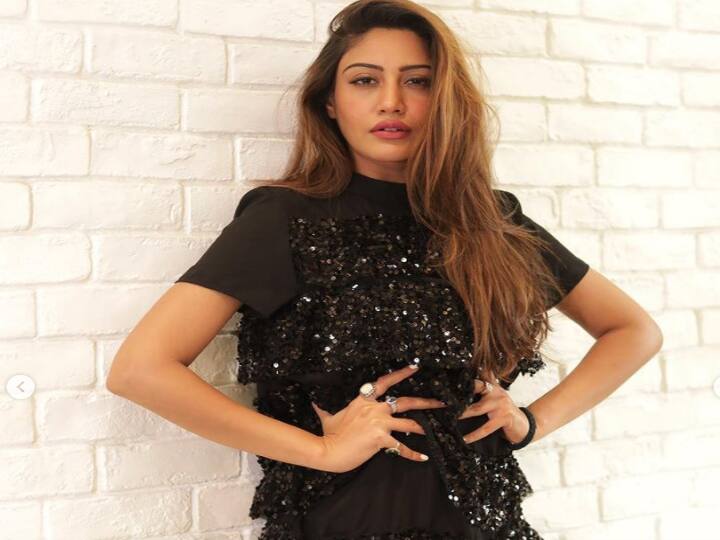 Surbhi Chandna ने शेयर किया अपना ग्लैमरस फोटोशूट, एक्ट्रेस ने दोनों पैरों में पहनी में अलग रंग की हील्स Surbhi Chandna shared her glamorous photoshoot, the actress wore different colored heels in both legs Surbhi Chandna ने शेयर किया अपना ग्लैमरस फोटोशूट, एक्ट्रेस ने दोनों पैरों में पहनी में अलग रंग की हील्स
