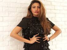 Surbhi Chandna ने शेयर किया अपना ग्लैमरस फोटोशूट, एक्ट्रेस ने दोनों पैरों में पहनी में अलग रंग की हील्स