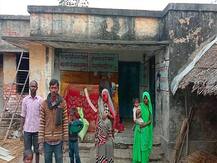 अमेठी: दलित भाई परिवार समेत जर्जर पंचायत भवन में रहने को मजबूर, नहीं मिला किसी योजना का लाभ