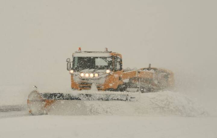 मिलेगी. दरअसल यात्रियों का था कि श्रीनगर-जम्मू राष्ट्रीय राजमार्ग और हवाई अड्डे पर रविवार से उड़ान सेवाएं बंद होने के कारण हवाई किराये में काफी वृद्धि हुयी है.