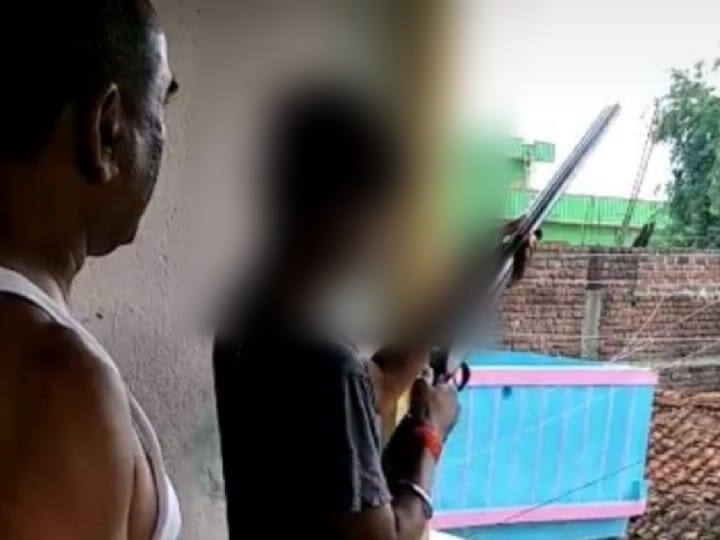 Ara Bihar JDU Minister Training children use guns ammunition video viral ann बिहार: नाबालिग को हथियार चलाने की ट्रेनिंग दे रहे थे JDU नेता, वीडियो वायरल