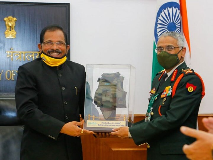 one lakh Bullet Proof Jacket handed over Army Chief General M M Naravane Indian Army Shripad Naik ann सेना को मिली एक लाख स्वदेशी बुलेटप्रूफ जैकेट्स, तय वक्त से चार महीने पहले हुई सप्लाई