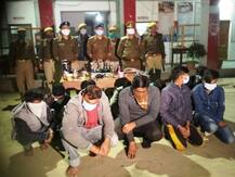 प्रयागराज: टूटे हुए मकान में चल रहा था अवैध हुक्का पार्लर, संचालक समेत 10 गिरफ्तार