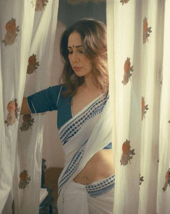 इसके साथ ट्रेडिशनल हो या वेस्टर्न किम हर अंदाज में बेहद परफेक्ट लगती हैं.