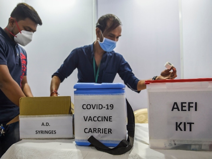 Delhi Vaccination drive day 2: Nearly 45 Percent Health workers takes Coronavirus Vaccine ann दिल्ली: टीकाकरण अभियान के दूसरे दिन करीब 45% स्वास्थ्यकर्मियों ने लगवाई वैक्सीन, साइड इफेक्ट के 26 मामले