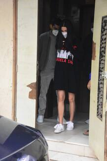 In Pics: पति विराट कोहली संग क्लिनिक के बाहर स्पॉट हुई प्रेग्नेंट अनुष्का शर्मा, क्या जल्द देने वाली हैं Good News