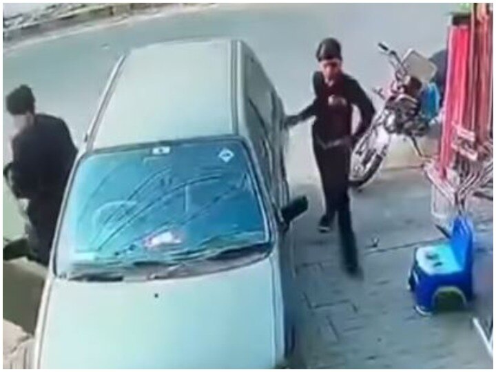 careful! Be careful while locking the car anywhere, the thief viciously stole the bag. Watch video सावधान! कहीं भी कार लॉक करते समय हो जाएं चौकन्ने, चोर ने शातिर तरीके से चुराया बैग | देखें वीडियो