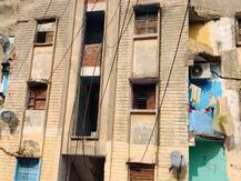 जर्जर यूपी: खस्ताहाल इमारतों में रहने को मजबूर पुलिसकर्मी, कहीं उखड़ी छत.. कहीं निकल रहा प्लास्टर