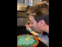 अमेरिका: शख्स ने ब्लू रंग की एनर्जी ड्रिंक में बनाया पास्ता, सोशल मीडिया पर हो रहा तेजी से वायरल