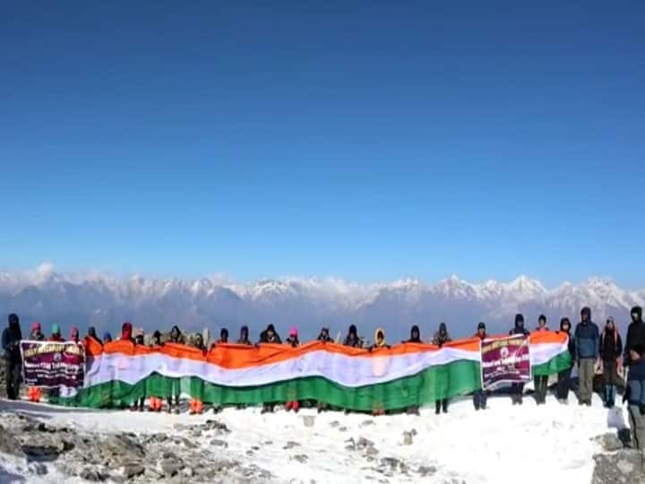 mountain trackers hoisted indian flag at kedarkantha uttarkashi ann जानें- कहां 12500 फीट की ऊंचाई पर बर्फ के बीच लहराया 95 फीट लंबा तिरंगा, क्या रहा खास