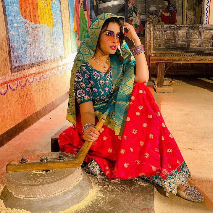 भोजपुरी सिनेमा में आम्रपाली दुबे कई अवॉर्ड भी जीत चुकी हैं. 2015 में उन्हें बेस्ट सपोर्टिंग एक्ट्रेस और 2018 में बेस्ट एक्ट्रेस और यूट्यूब क्वीन अवॉर्ड भी मिल चुका है. यही कारण हैै कि फैंस उन्हें यूट्यूब क्वीन कहकर बुलाते हैं. उनके वीडियो यू ट्यूब पर धमाका कर देते हैं. आम्रपाली खाने-पीने की भी काफी शौकीन हैं उन्हें पिज्ज़ा और बर्गर खाना बहुत पसंद है.  (Photo Credit - Instagram)