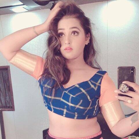 काजल राघवानी(Kajal Raghwani) - खूबसूरती और दमदार अदाकारी के मामले में काजल राघवामी का भी कोई जवाब नहीं. वैसे आपको बता दें कि इन्होंने अपने करियर की शरुआत भोजपुरी सिनेमा से नहीं बल्कि गुजराती सिनेमा से की थी. वहां खूब नाम कमाने के बाद वो भोजपुरी फिल्मों में आईं.