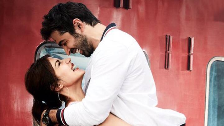 जलेबी : रिया चक्रवर्ती की आखिरी फिल्म थी जलेबी जो कि साल 2018 में रिलीज हुई थी. यह बंगाली हिट फिल्म ‘प्रकटन’ की हिंदी रिमेक थी.  हालांकि, यह फिल्म भले ही बॉक्स ऑफिस पर कुछ ख़ास जलवा नहीं दिखा सकी हो लेकिन इसका म्यूजिक दर्शकों को पसंद आया था.
