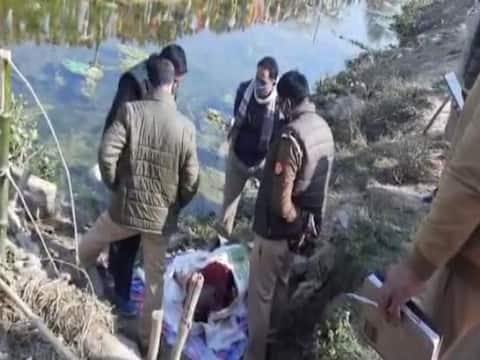 गोरखपुर: नहर किनारे बोरे में मिली युवती की लाश, पुलिस शिनाख्त में जुटी गोरखपुर: नहर किनारे बोरे में मिली युवती की लाश, पुलिस शिनाख्त में जुटी