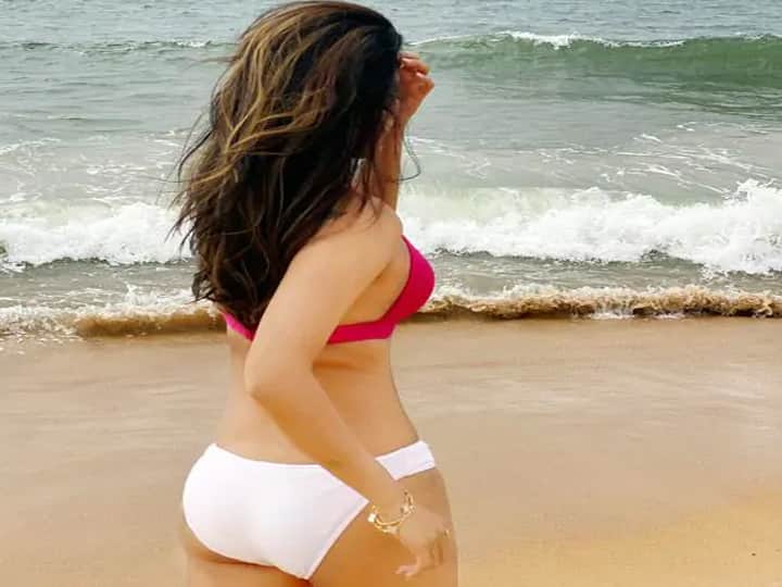 सोनल चौहान फोटो में अपनी पिंक कलर की बिकीनी फ्लॉन्ट करती नजर आ रही हैं. इसी के साथ सोनल ने अपनी फोटोज को शेयर करते हुए लिखा 'अगर आप गहराई से नहीं डरते तो मेरे साथ आओ.' सोनल चौहान को इतना खुश और एन्जॉय करते हुए देखने के बाद बॉलीवुड के कई सेलेब्स कमेंट करते दिखाई दे रहे हैं. 