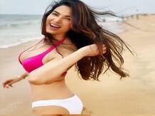 Sonal Chauhan ने गोवा में कराया बिकीनी फोटोशूट, पानी में भीगती हुई आईं नजर