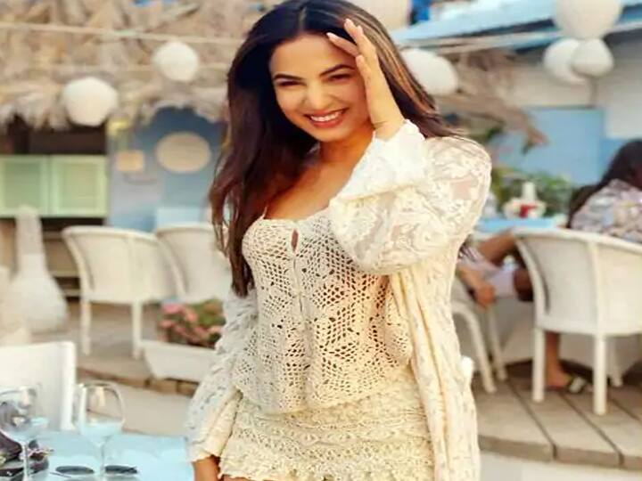 सोनल चौहान नए साल के मौके पर गोवा में छुट्टियां मनाने पहुंची है. रोजाना सोनल इंस्टाग्राम पर अपने गोवा वेकेशन से लगातार तस्वीरें शेयर करती नजर आ रही हैं. फिल्मी दुनिया में ज्यादा काम ना करने के बावजूद सोनल चौहान ने बेहद नाम कमाया है. अपनी एक्टिंग और खूबसूरती से लोगों का दिल जीतने में सोनल सफल रहीं.