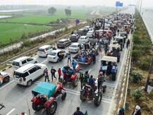 PHOTOS: लगातार 43वें दिन जारी रहा किसानों का आंदोलन, सिंघू बॉर्डर की सड़क पर उमड़ा ट्रैक्टरों का सैलाब