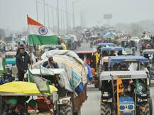 PHOTOS: लगातार 43वें दिन जारी रहा किसानों का आंदोलन, सिंघू बॉर्डर की सड़क पर उमड़ा ट्रैक्टरों का सैलाब