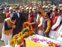 यूपी: प्रतापगढ़ में शहीद सुधाकर सिंह के अंतिम संस्कार में उमड़ा जनसमूह, कई बड़े नेता भी हुए शामिल