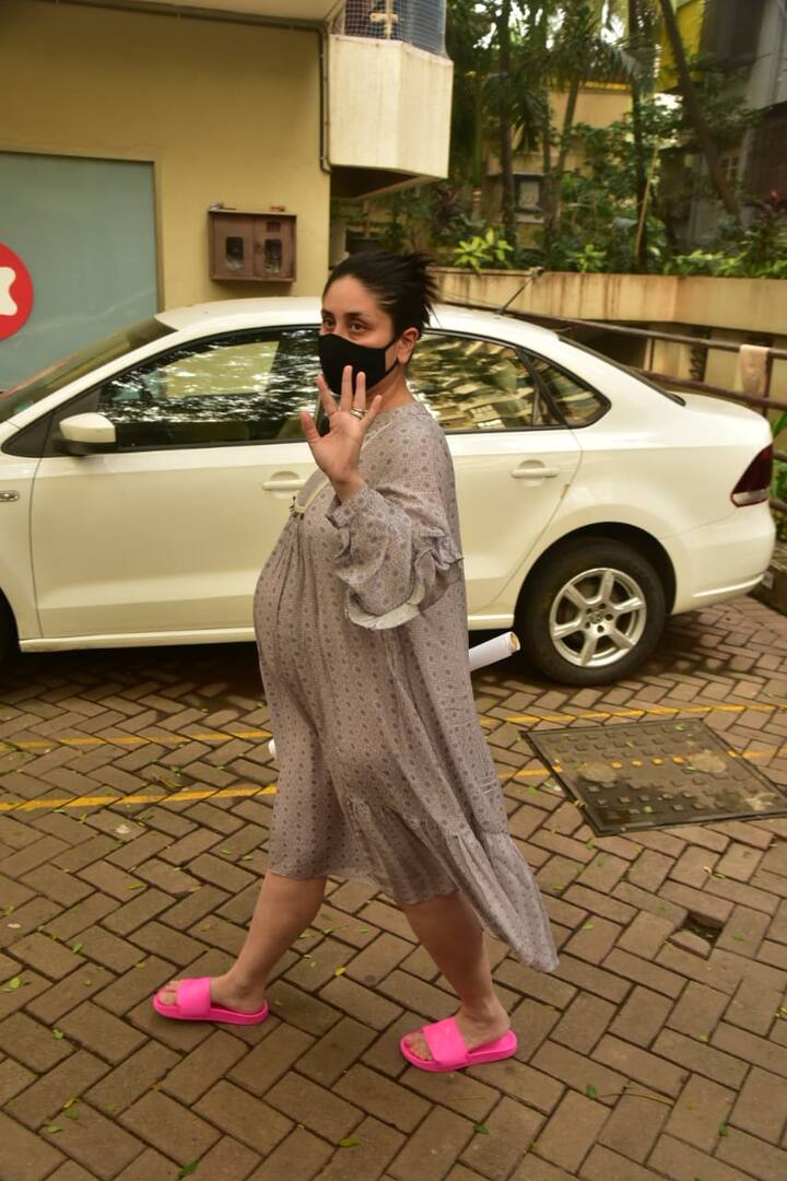 करीना कपूर ने प्रेग्नेंसी के दौरान भी अपने स्टाइल के साथ कोई समझौता नहीं किया है आज भी उनकी फिल्मों से ज्यादा उनके ड्रेसिंह स्टाइल के ही चर्चे ज्यादा होते हैं. करीना जब भी घर से बाहर निकलती हैं तो उनके कपड़ों की बातें जरुर होती हैं.