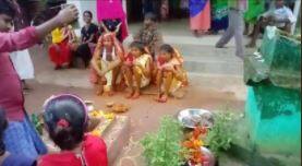 बात बहुत ही सीधी सी है... छत्तीसगढ़ में दो लड़कियों को एक ही लड़के से प्यार हो गया है. प्यार पर किसी को जोर भी नहीं. लेकिन बात सिर्फ यहीं नहीं रुकी... दोनों लड़कियों का इश्क ऐसा कि लड़के से शादी के लिए आतुर हो गईं. ये जानते हुए कि लड़के को सिर्फ उससे नहीं बल्कि दो लड़कियों से प्यार है. इस मोड़ पर किसी एक लड़की ने दूसरी लड़की के प्यार के पाने में रुकावट नहीं पैदा की. बल्कि ऐसी शादी की लिए रजामंदी जाहिर की जिसकी मिसाल नहीं मिलती.